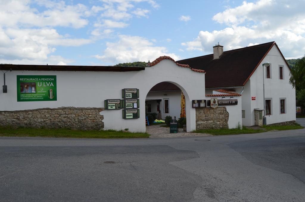 Restaurace A Penzion U Lva Karlštejn Exterior foto