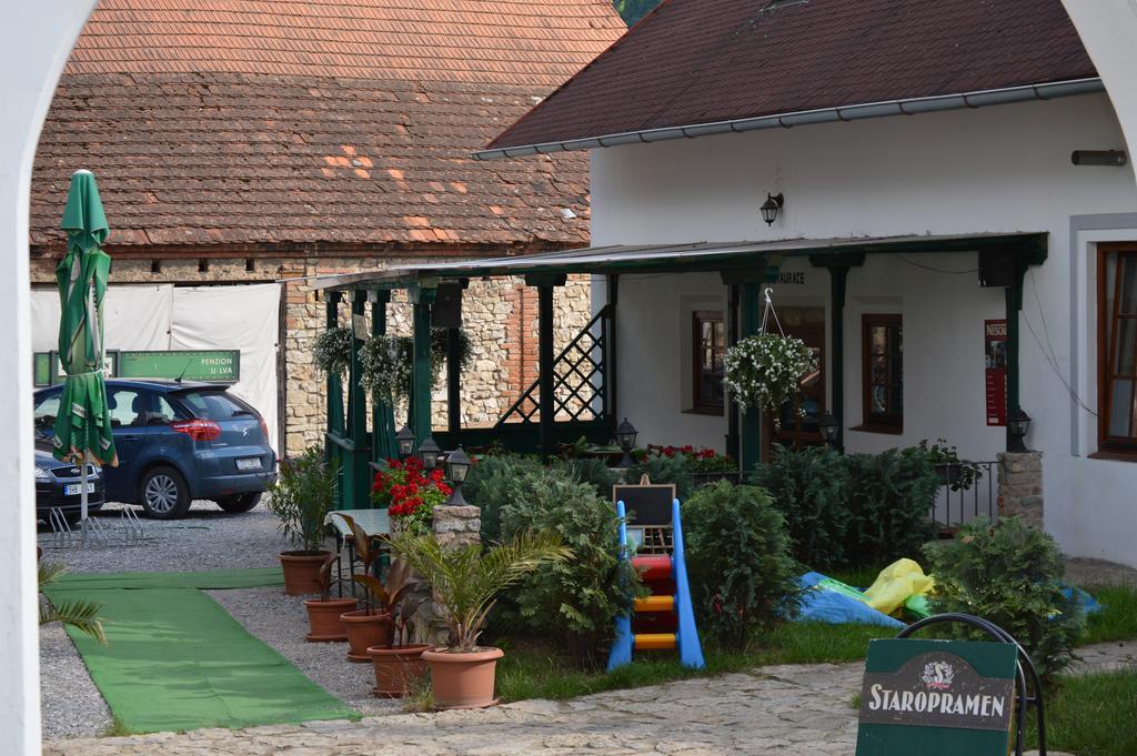Restaurace A Penzion U Lva Karlštejn Exterior foto