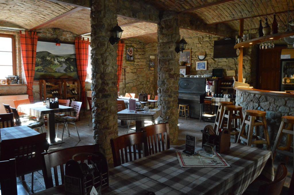 Restaurace A Penzion U Lva Karlštejn Exterior foto