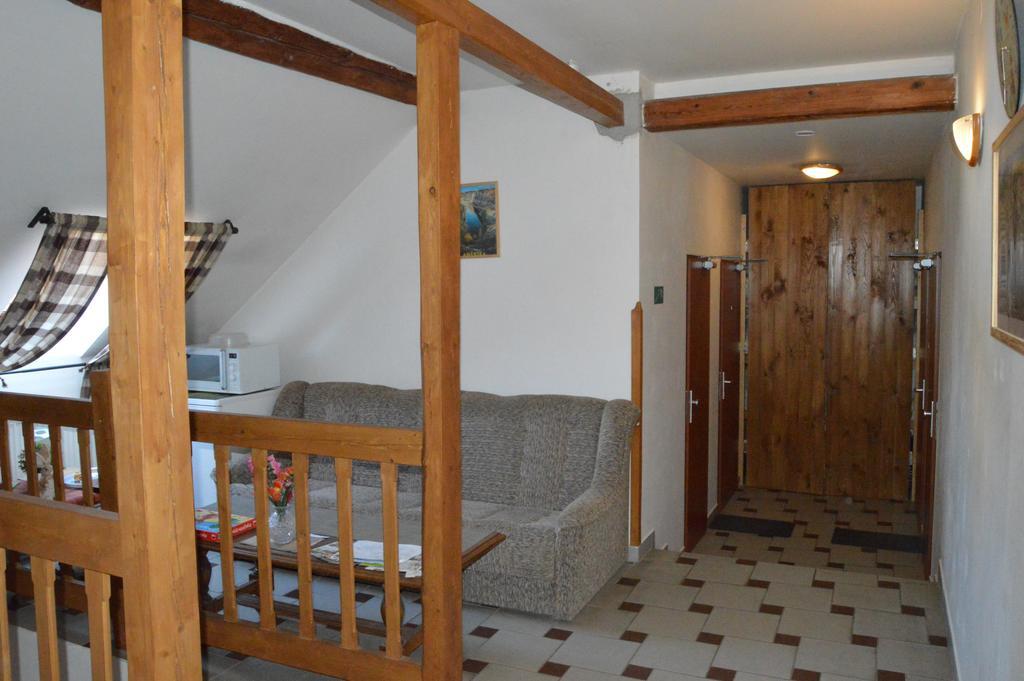 Restaurace A Penzion U Lva Karlštejn Exterior foto