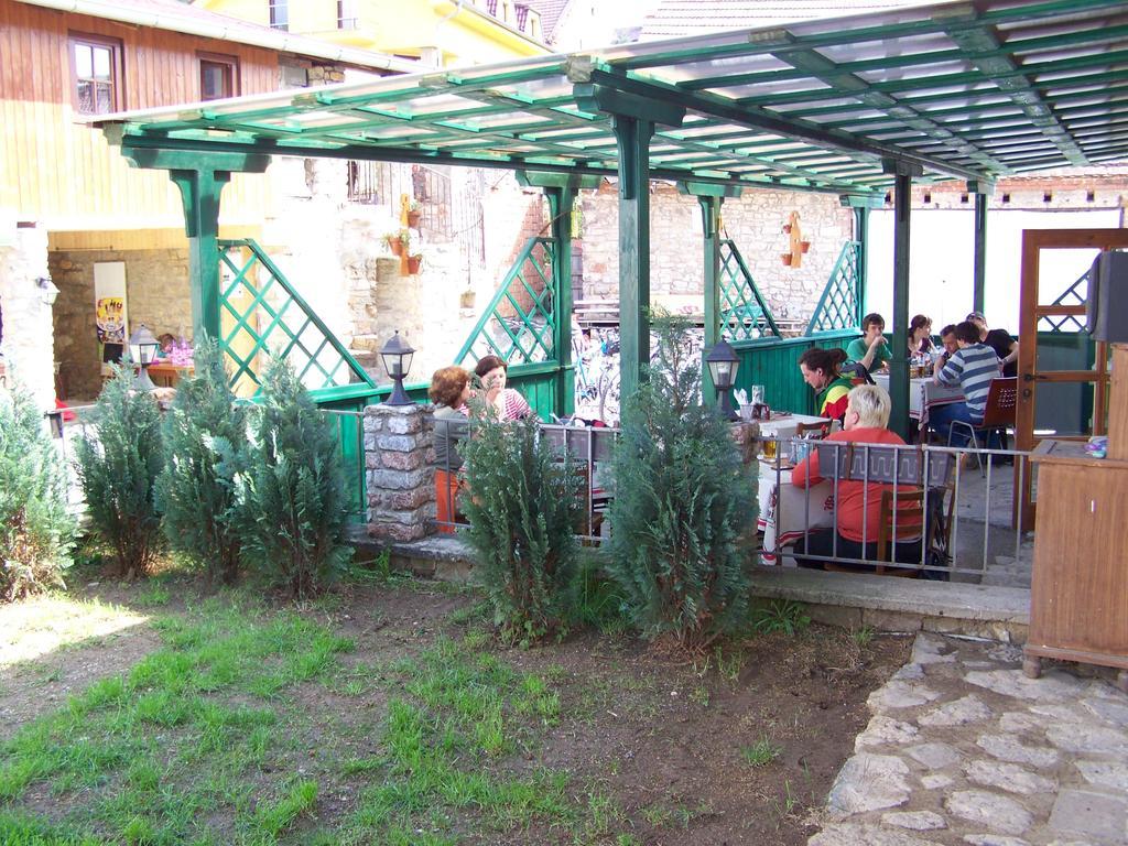 Restaurace A Penzion U Lva Karlštejn Exterior foto