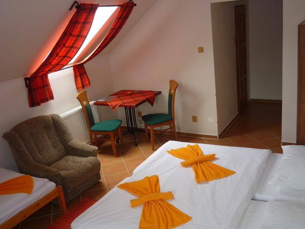 Restaurace A Penzion U Lva Karlštejn Habitación foto