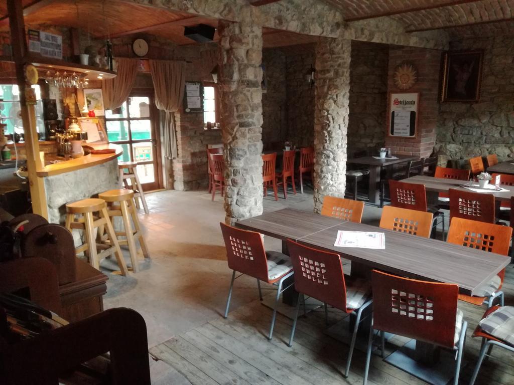 Restaurace A Penzion U Lva Karlštejn Exterior foto