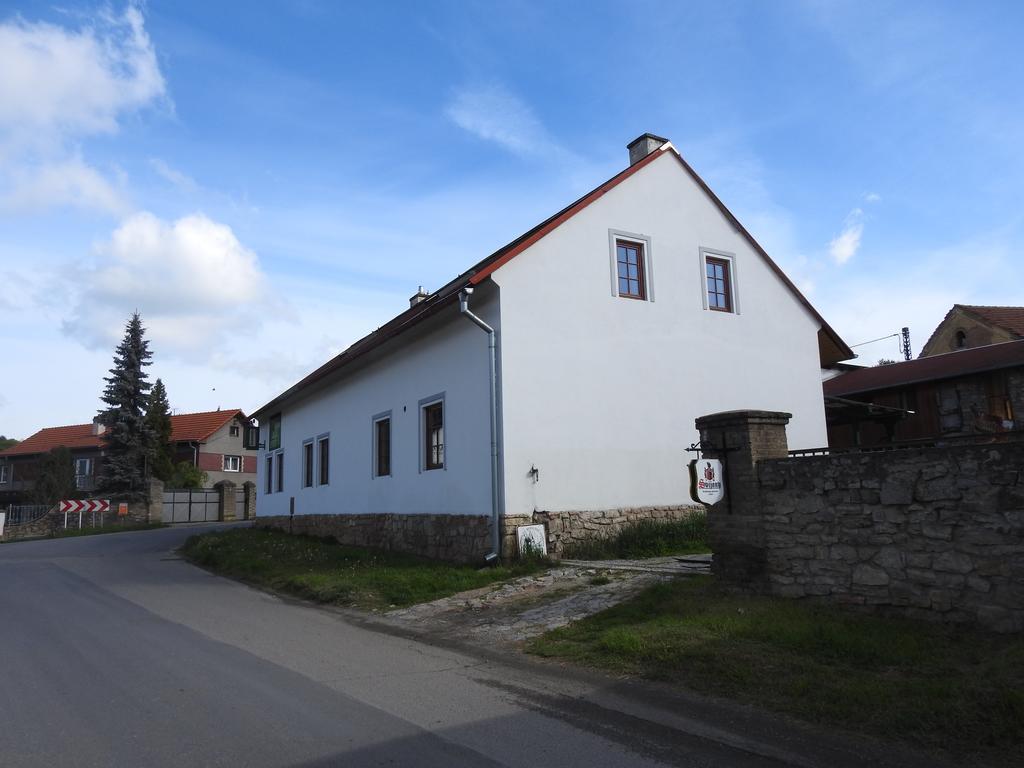 Restaurace A Penzion U Lva Karlštejn Exterior foto
