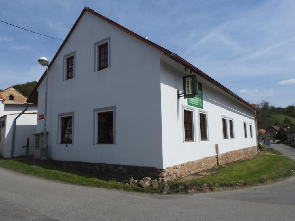 Restaurace A Penzion U Lva Karlštejn Exterior foto