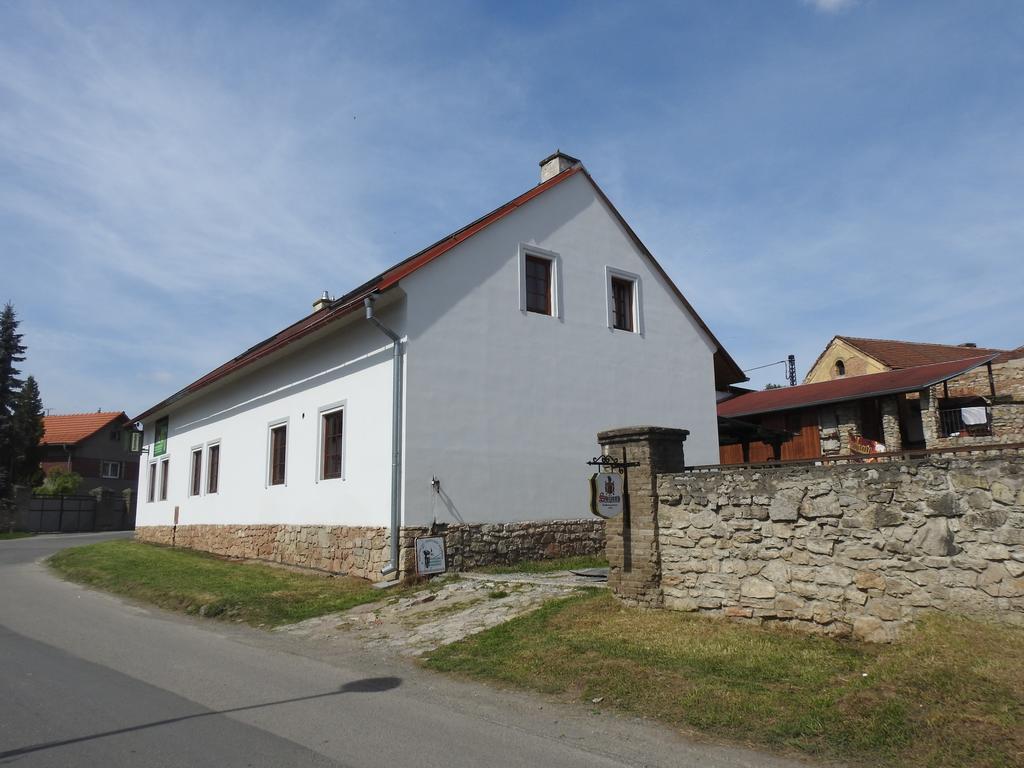 Restaurace A Penzion U Lva Karlštejn Exterior foto
