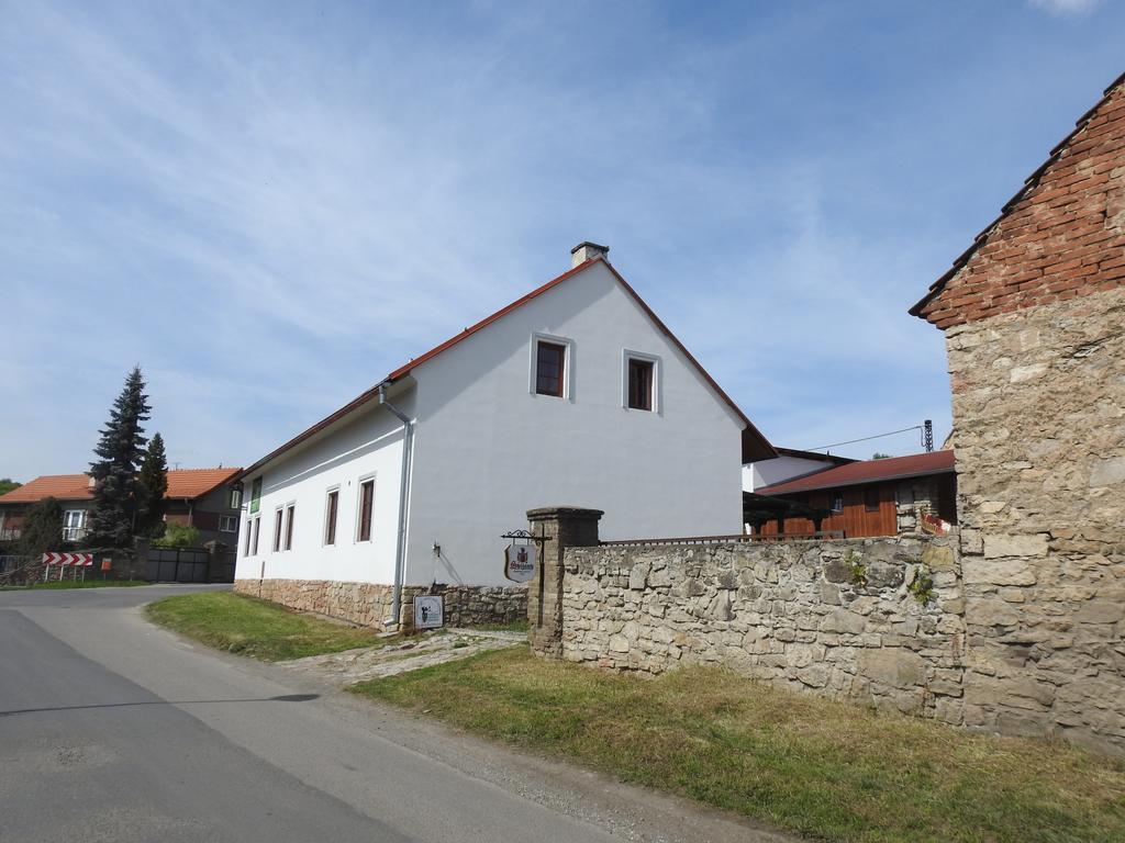 Restaurace A Penzion U Lva Karlštejn Exterior foto