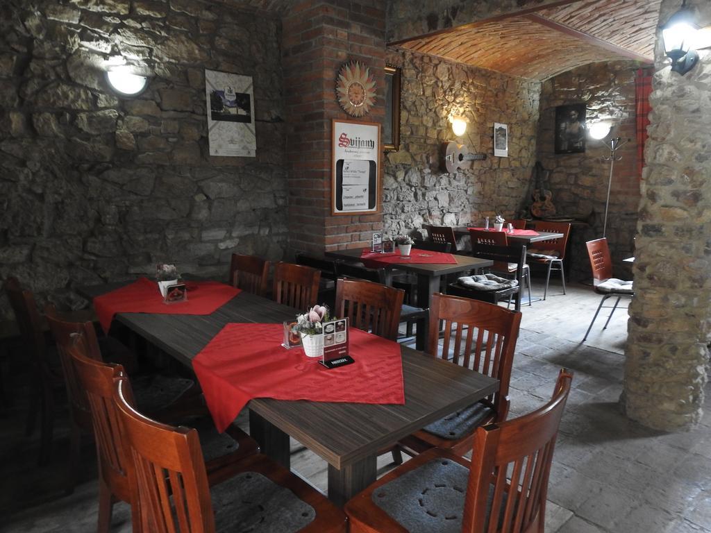 Restaurace A Penzion U Lva Karlštejn Exterior foto