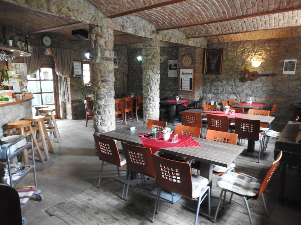 Restaurace A Penzion U Lva Karlštejn Exterior foto