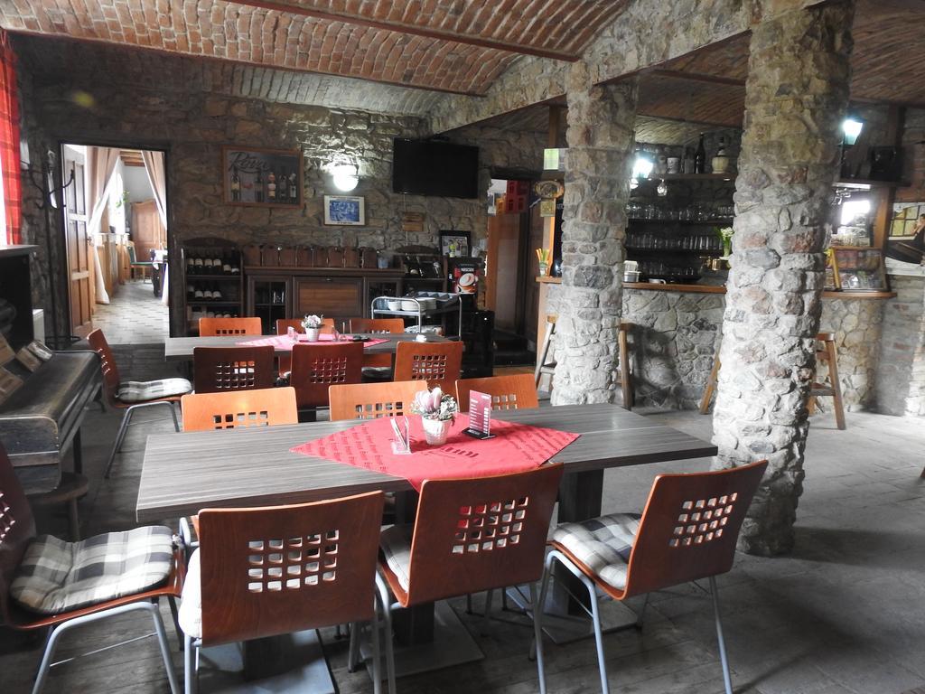 Restaurace A Penzion U Lva Karlštejn Exterior foto