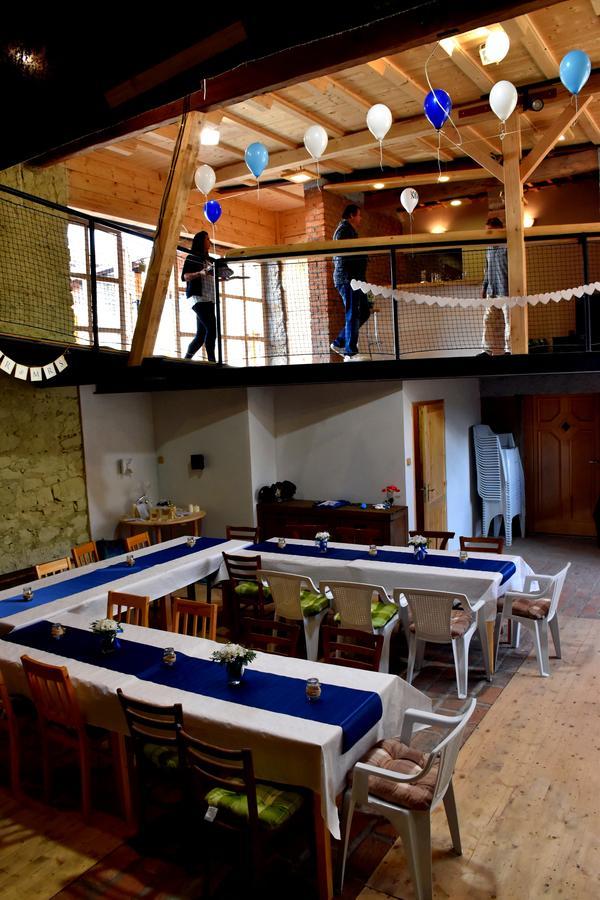 Restaurace A Penzion U Lva Karlštejn Exterior foto