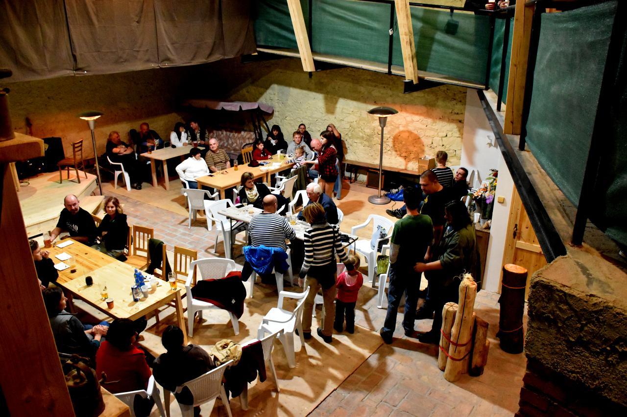 Restaurace A Penzion U Lva Karlštejn Exterior foto